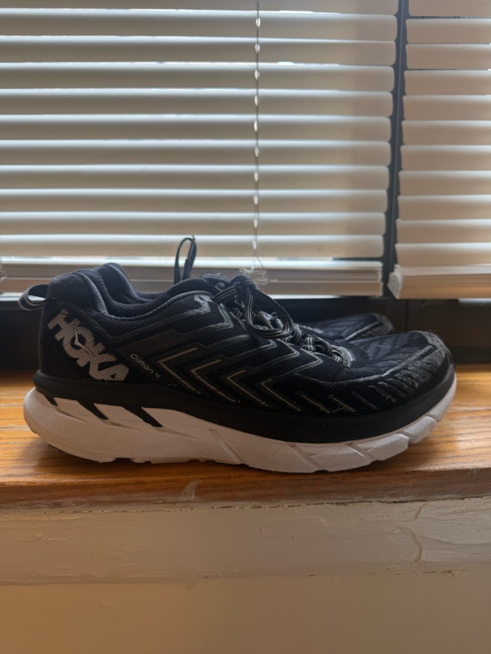 Hoka Clifton 4s- Size 9 - Picture 2 of 4